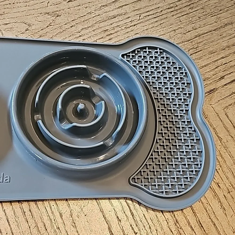 Silicone slow feeder mat and bowl for dogs